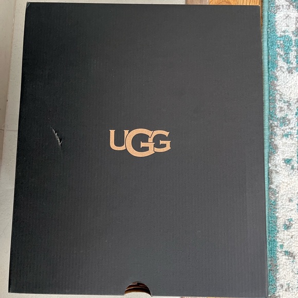 Men’s Uggs black winter boots with laces and zipper - Picture 4 of 5